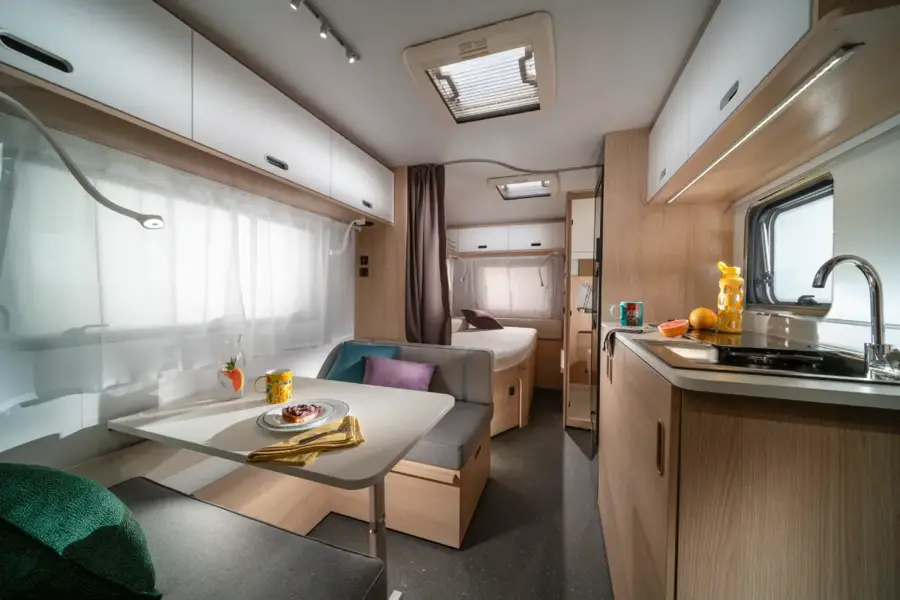 Adria Aviva 472PK, Aviva serisinin en kompakt ve hafif çekme karavan modellerinden biridir. 6 kişi kapasitesi, sabit yat…