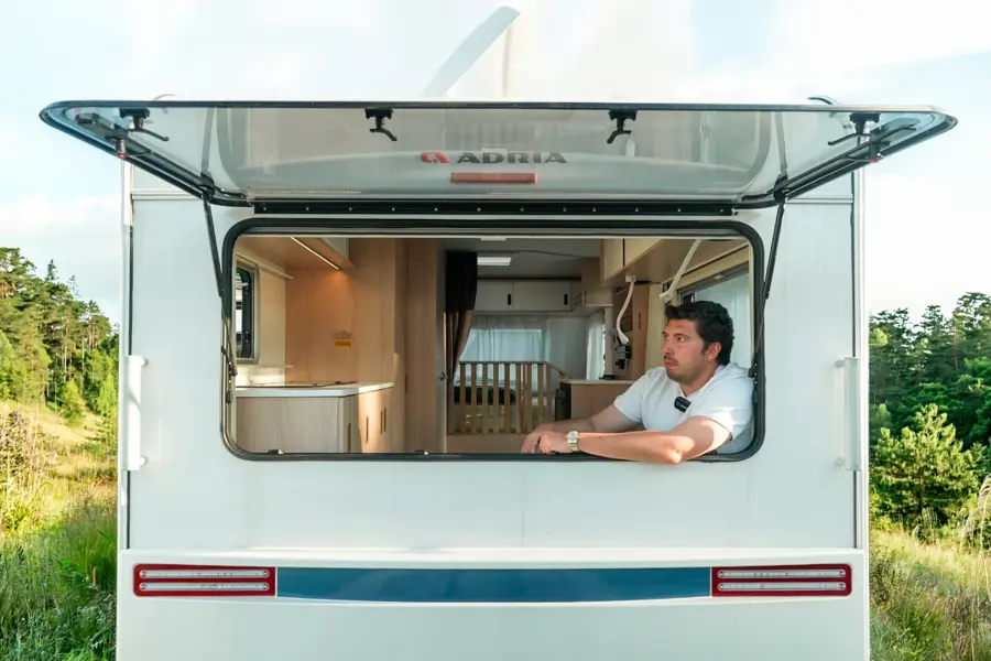 Adria Aviva 422PY: Eşsiz Panoramik Pencereli, Sabit Yataklı Kompakt Çekme Karavan