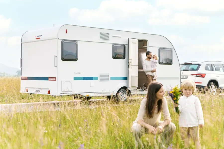 Adria Aviva 522PT, Aviva serisinin geniş iç hacimli çekme karavan modellerinden biridir. 6 kişi kapasitesi, sabit yatakl…