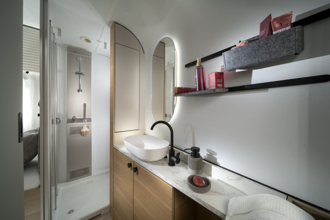 Adria Adora Banyo